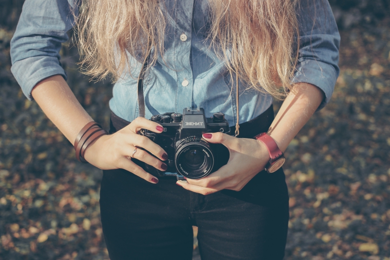 photographe-MALAUSSENE-min_hand-person-girl-woman-camera-photography-614-pxhere.com